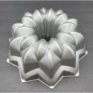 Nordic Ware USA Cast Aluminum Non-Stick Silver Black 10 Cup Star Bundt Cake Pan